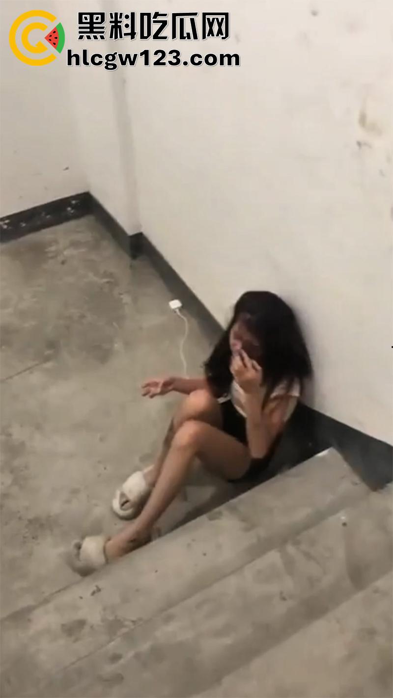 广西柳州精神小妹,带社会青年暴揍闺蜜,拉到楼梯道疯狂群殴,再带回酒店扒光凌辱!