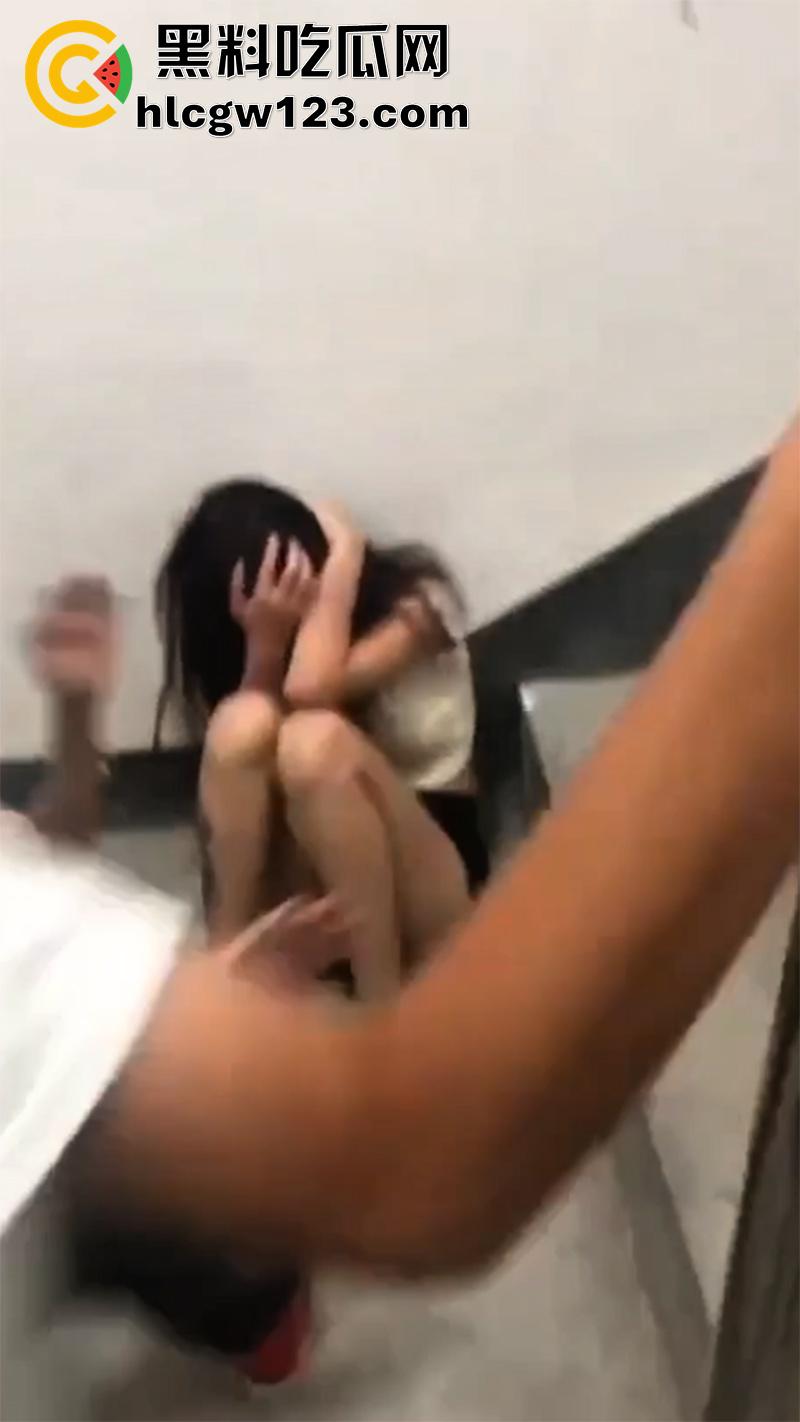 广西柳州精神小妹,带社会青年暴揍闺蜜,拉到楼梯道疯狂群殴,再带回酒店扒光凌辱!