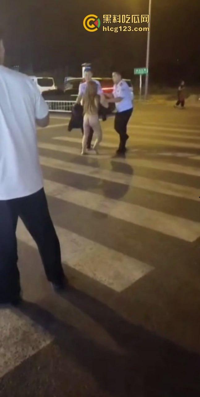 河北邢台 快手网红【吴媛媛】嗑药嗑嗨全裸大街爬行 裸奔求操视频疯传全网