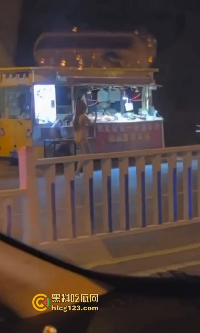 河北邢台 快手网红【吴媛媛】嗑药嗑嗨全裸大街爬行 裸奔求操视频疯传全网