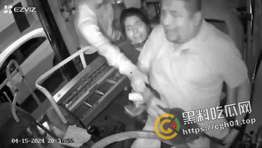 厄瓜多尔公交车司机遭抢劫爆头 血如泉涌喷出来 这点钱值得下手这么狠吗 现场监控流出 血腥慎入