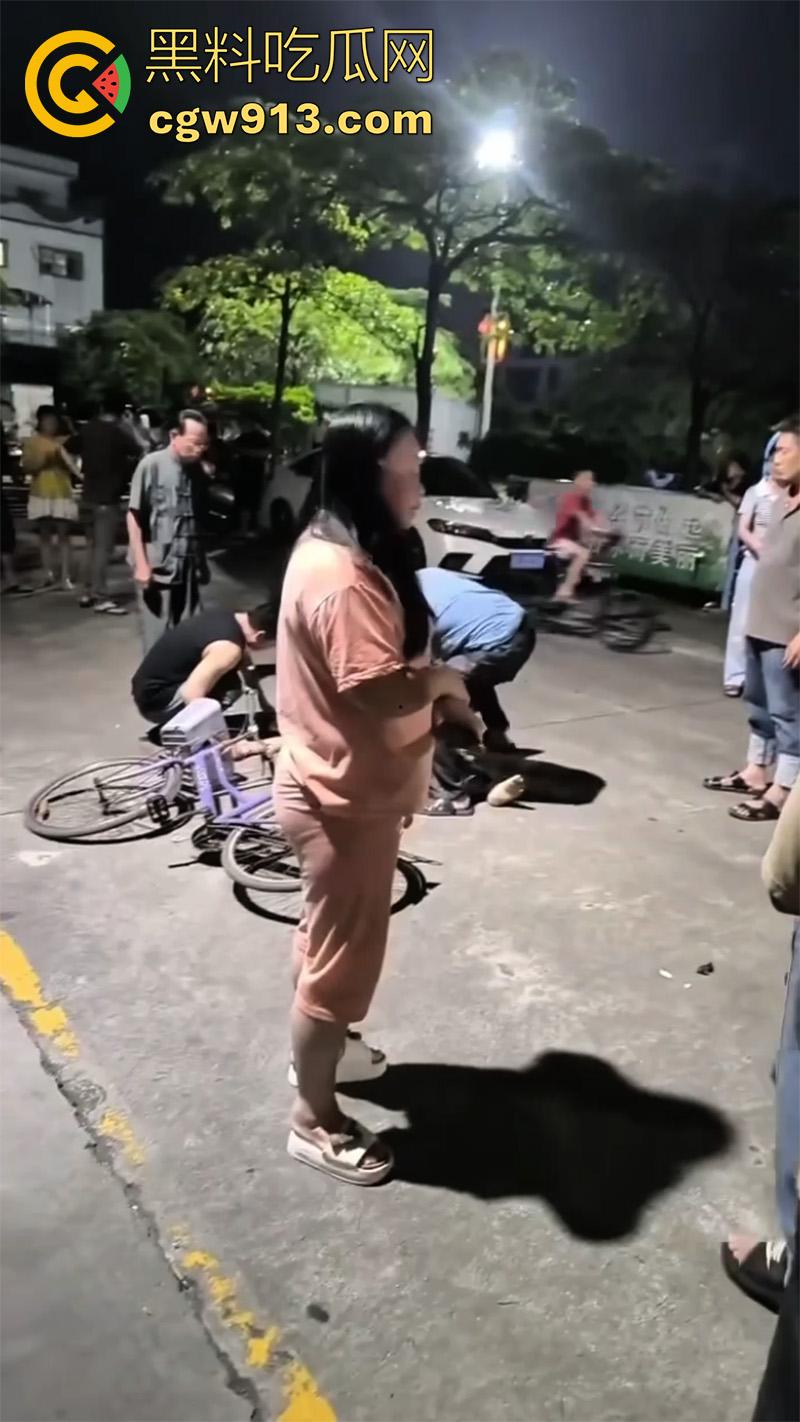 鬼火少年彻底慌了，广西精神小伙骑9号改装电摩撞死老人，不赔钱就得蹲十来年，眼见的彻底懵了！