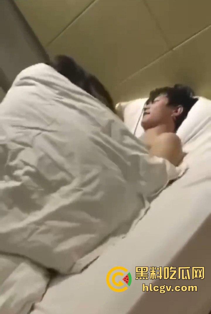 拼多多众筹给兄弟叫鸡，标间5人围观！鸡被搞得尴尬盖被子，兄弟们打牌听歌完全不尊重现场版AV！