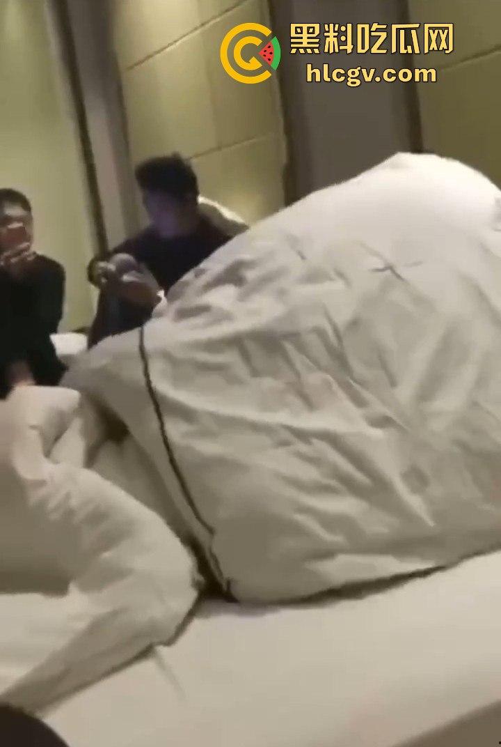 拼多多众筹给兄弟叫鸡,标间5人围观!鸡被搞得尴尬盖被子,兄弟们打牌听歌完全不尊重现场版AV!