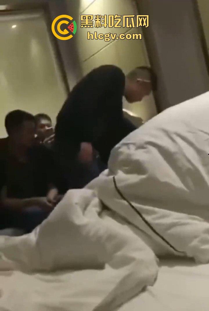 拼多多众筹给兄弟叫鸡,标间5人围观!鸡被搞得尴尬盖被子,兄弟们打牌听歌完全不尊重现场版AV!