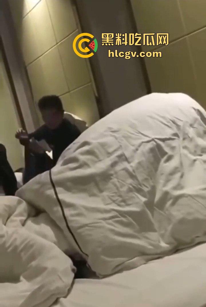 拼多多众筹给兄弟叫鸡,标间5人围观!鸡被搞得尴尬盖被子,兄弟们打牌听歌完全不尊重现场版AV!