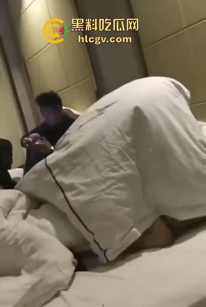 拼多多众筹给兄弟叫鸡,标间5人围观!鸡被搞得尴尬盖被子,兄弟们打牌听歌完全不尊重现场版AV!