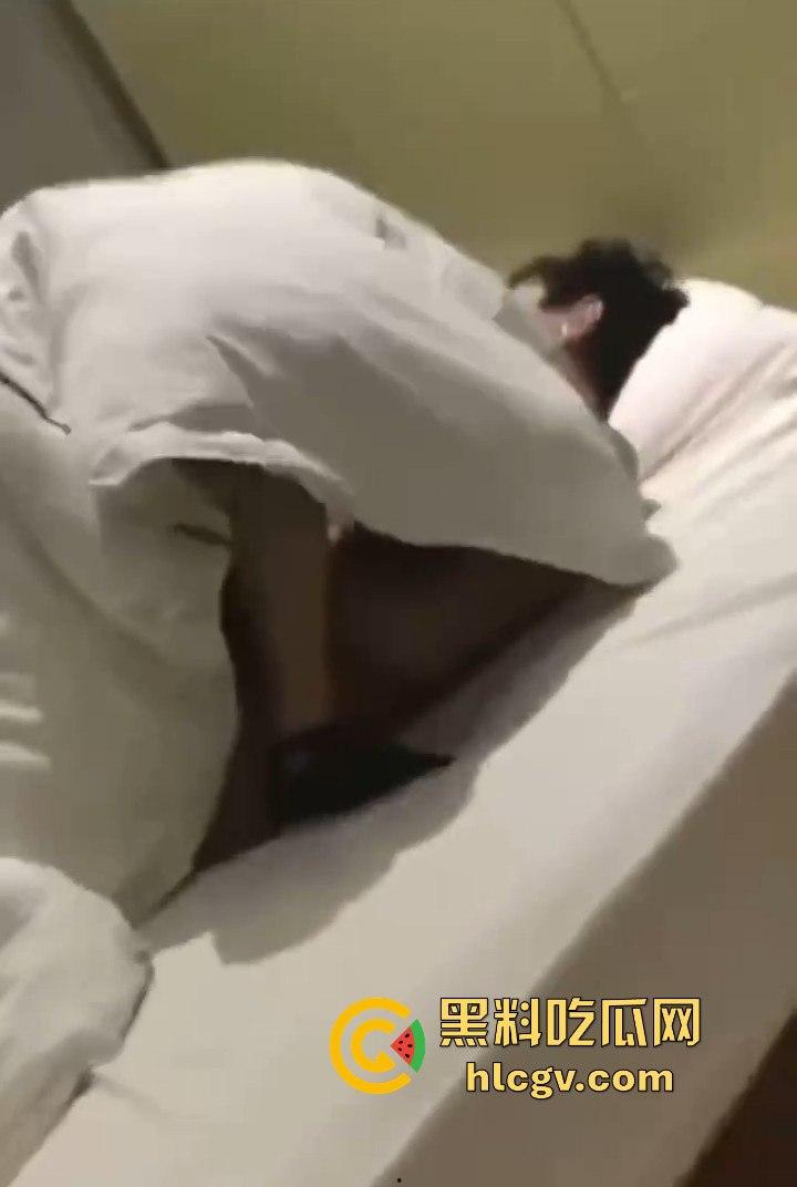 拼多多众筹给兄弟叫鸡,标间5人围观!鸡被搞得尴尬盖被子,兄弟们打牌听歌完全不尊重现场版AV!