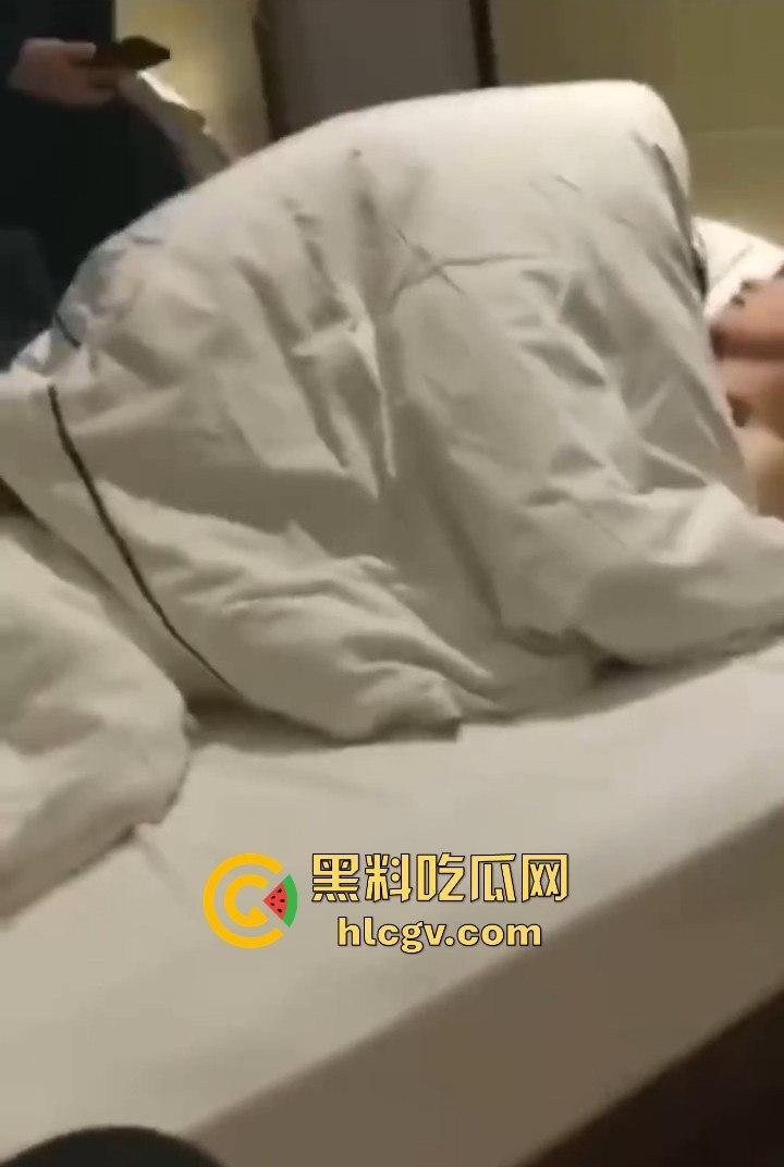 拼多多众筹给兄弟叫鸡,标间5人围观!鸡被搞得尴尬盖被子,兄弟们打牌听歌完全不尊重现场版AV!