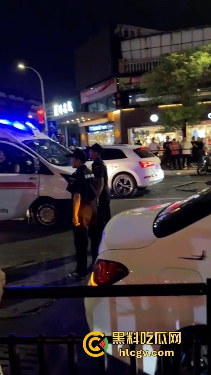 广东汕头一男子车速过快 与迎面三车连环相撞 现场豪车一堆 估计要赔死了