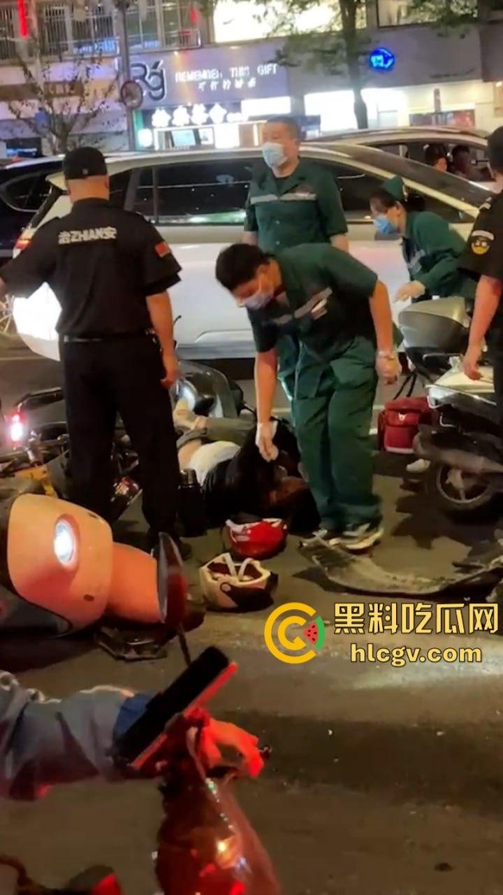 广东汕头一男子车速过快 与迎面三车连环相撞 现场豪车一堆 估计要赔死了