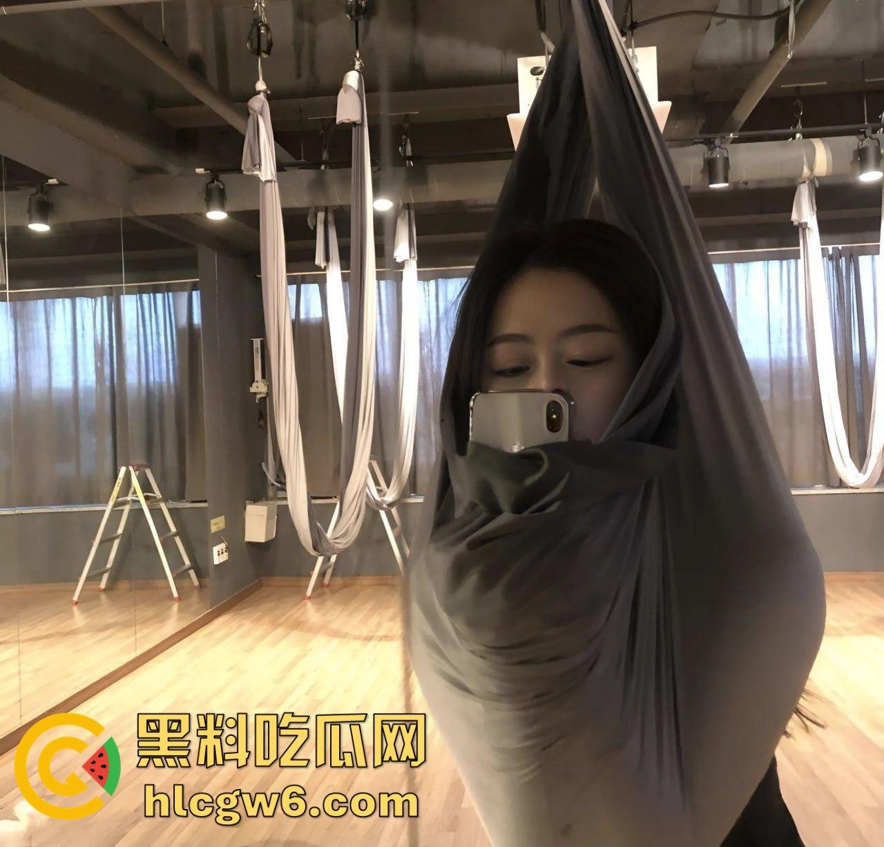 邻居练瑜伽的妹妹聊了2个月,脱了裤子才知道,床上这柔韧度就是为操而生的 摆个一字马彻底榨干瓜友!