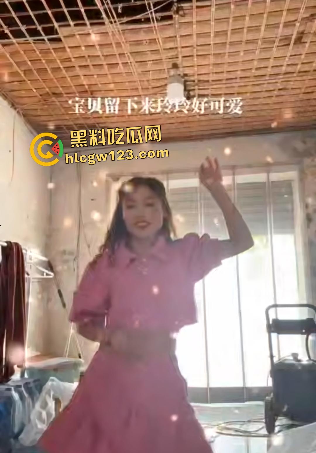 山东菏泽东明县五四路网红【玲玲宝贝】违停罚单后彻底疯魔!爬警车引擎盖大吼被强制拖走