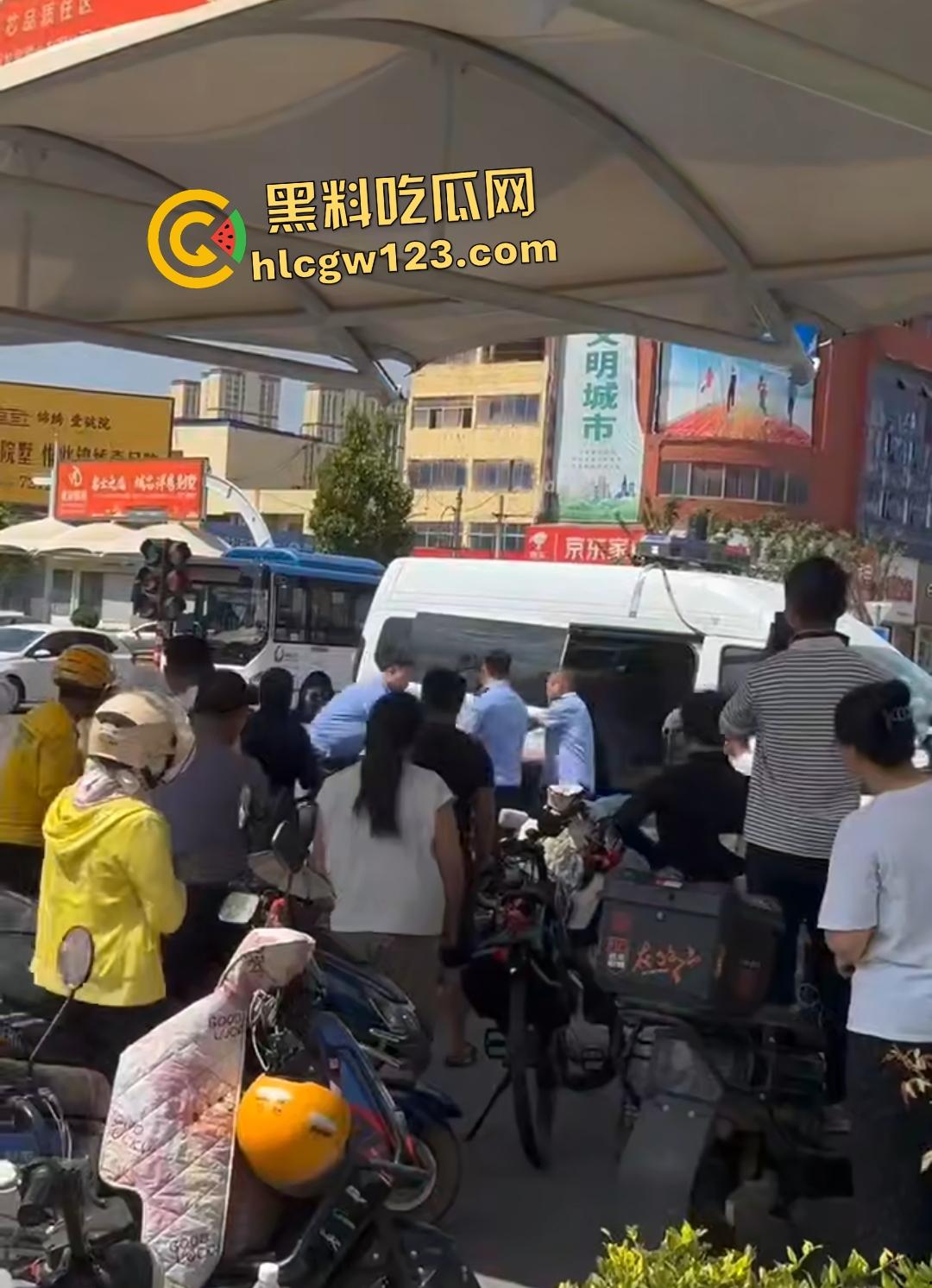 山东菏泽东明县五四路网红【玲玲宝贝】违停罚单后彻底疯魔!爬警车引擎盖大吼被强制拖走