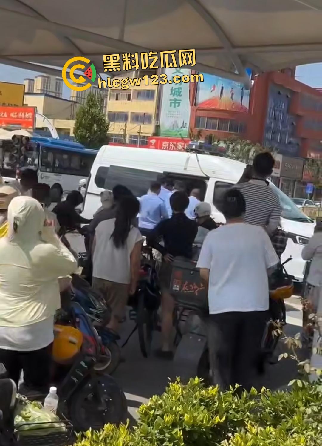 山东菏泽东明县五四路网红【玲玲宝贝】违停罚单后彻底疯魔!爬警车引擎盖大吼被强制拖走