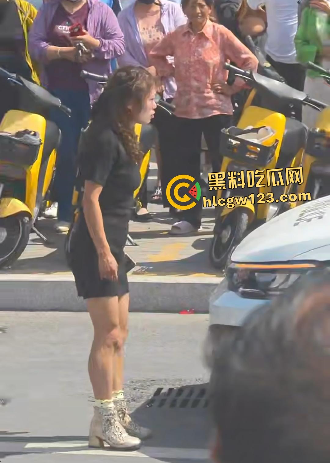 山东菏泽东明县五四路网红【玲玲宝贝】违停罚单后彻底疯魔!爬警车引擎盖大吼被强制拖走