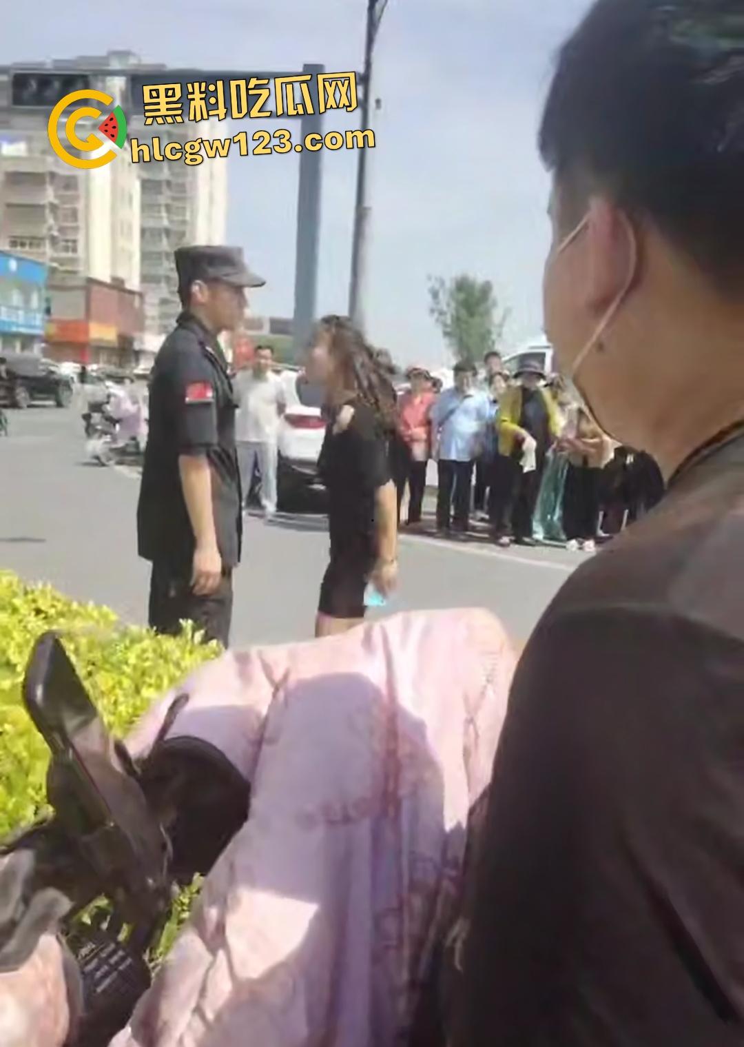 山东菏泽东明县五四路网红【玲玲宝贝】违停罚单后彻底疯魔!爬警车引擎盖大吼被强制拖走