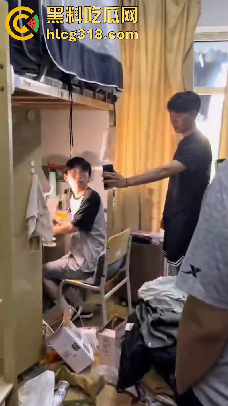 同宿舍的兄弟竟想操你屁眼,大连外国语眼镜变态男,偷同学球衣打飞机,被发现后将其曝光!