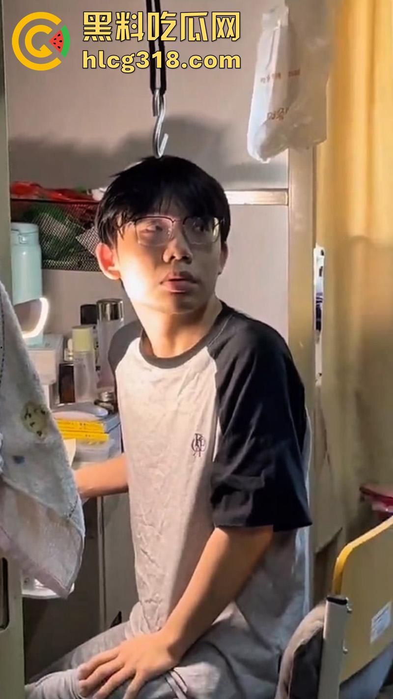 同宿舍的兄弟竟想操你屁眼,大连外国语眼镜变态男,偷同学球衣打飞机,被发现后将其曝光!