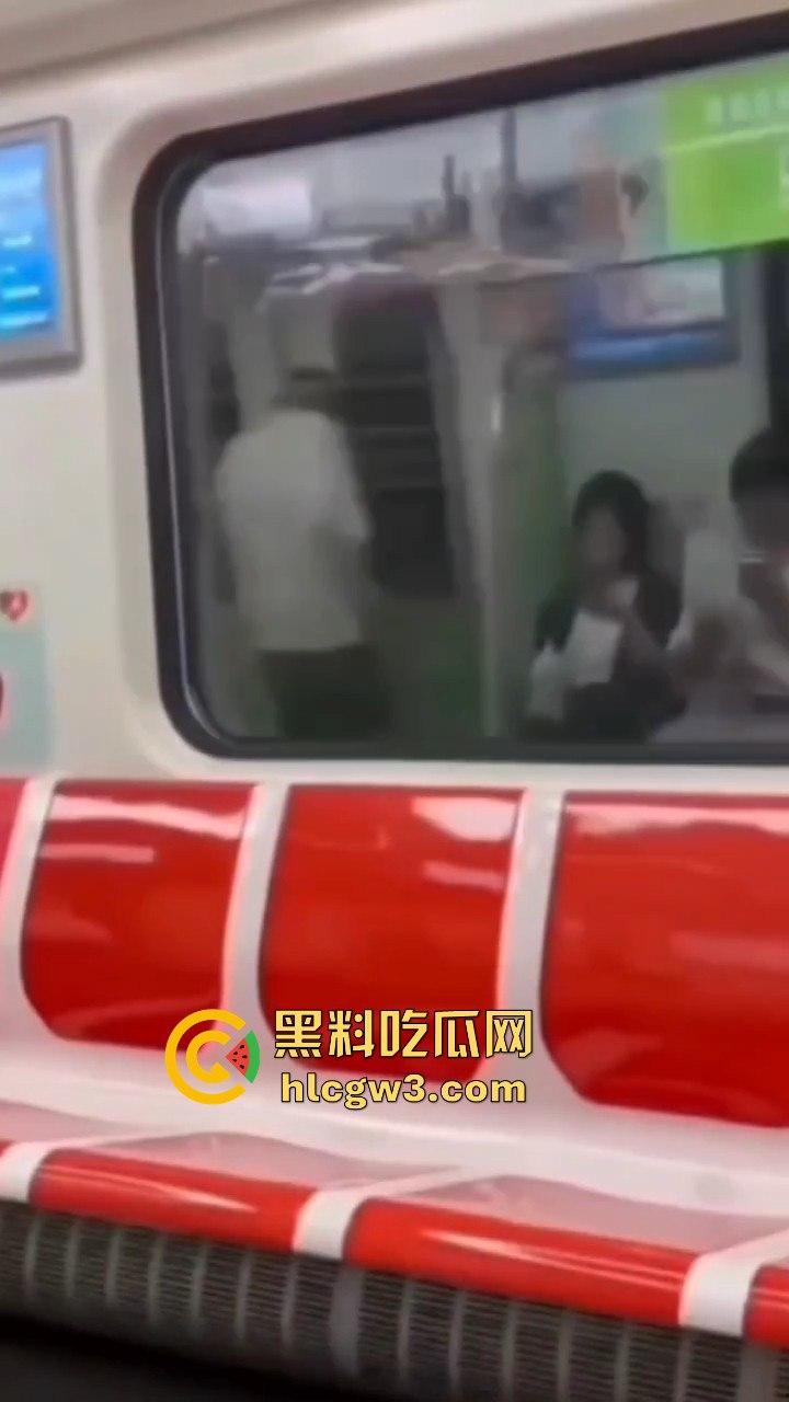 杭州地铁惊现飞机侠,哥们地铁上直接撸管,瘾大得逆天,旁若无人狠导,真特么绝了!