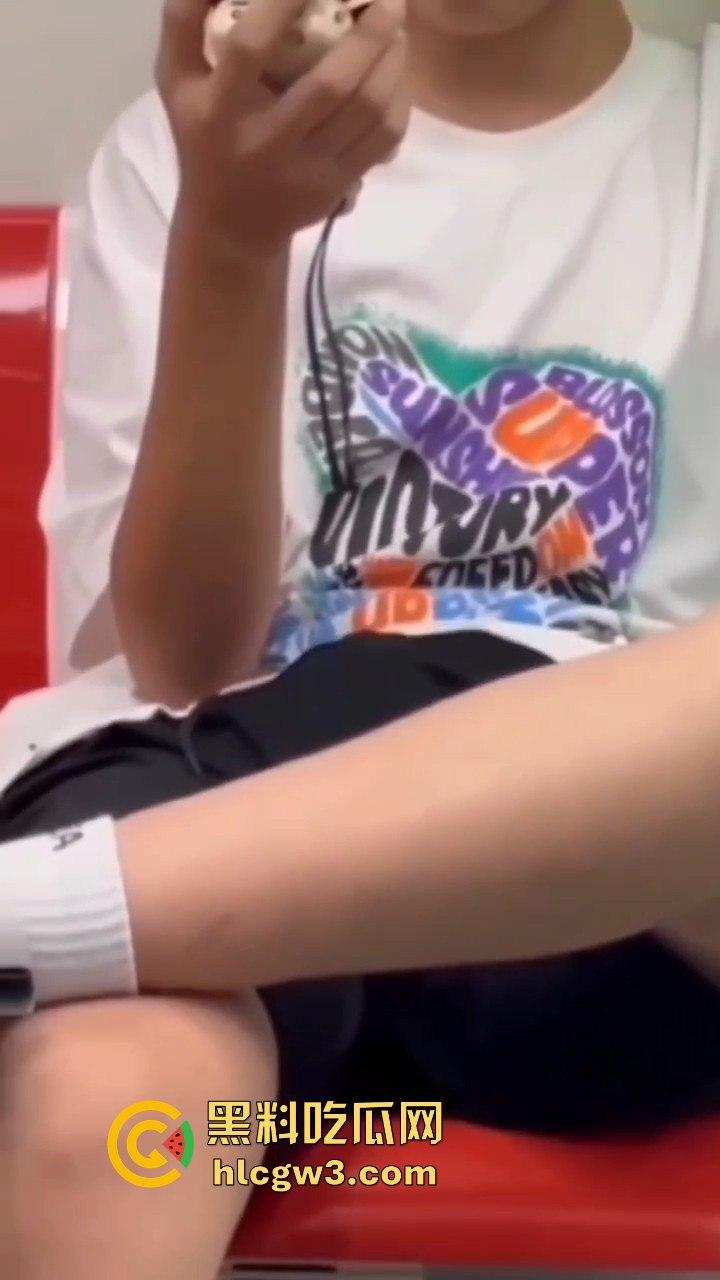 杭州地铁惊现飞机侠,哥们地铁上直接撸管,瘾大得逆天,旁若无人狠导,真特么绝了!