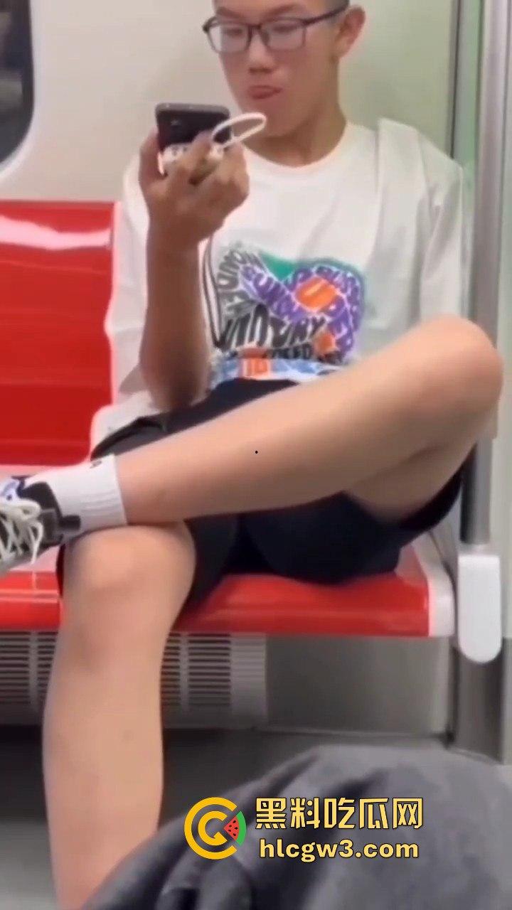 杭州地铁惊现飞机侠,哥们地铁上直接撸管,瘾大得逆天,旁若无人狠导,真特么绝了!