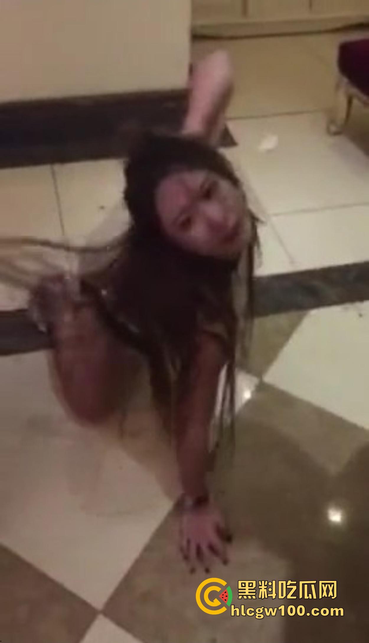 河北精神小伙KTV玩疯,陪酒妹被当狗地下爬跪舔,嘴当B抽插全程卖力口活卖力吸到腿软,洗手间乱交结尾!