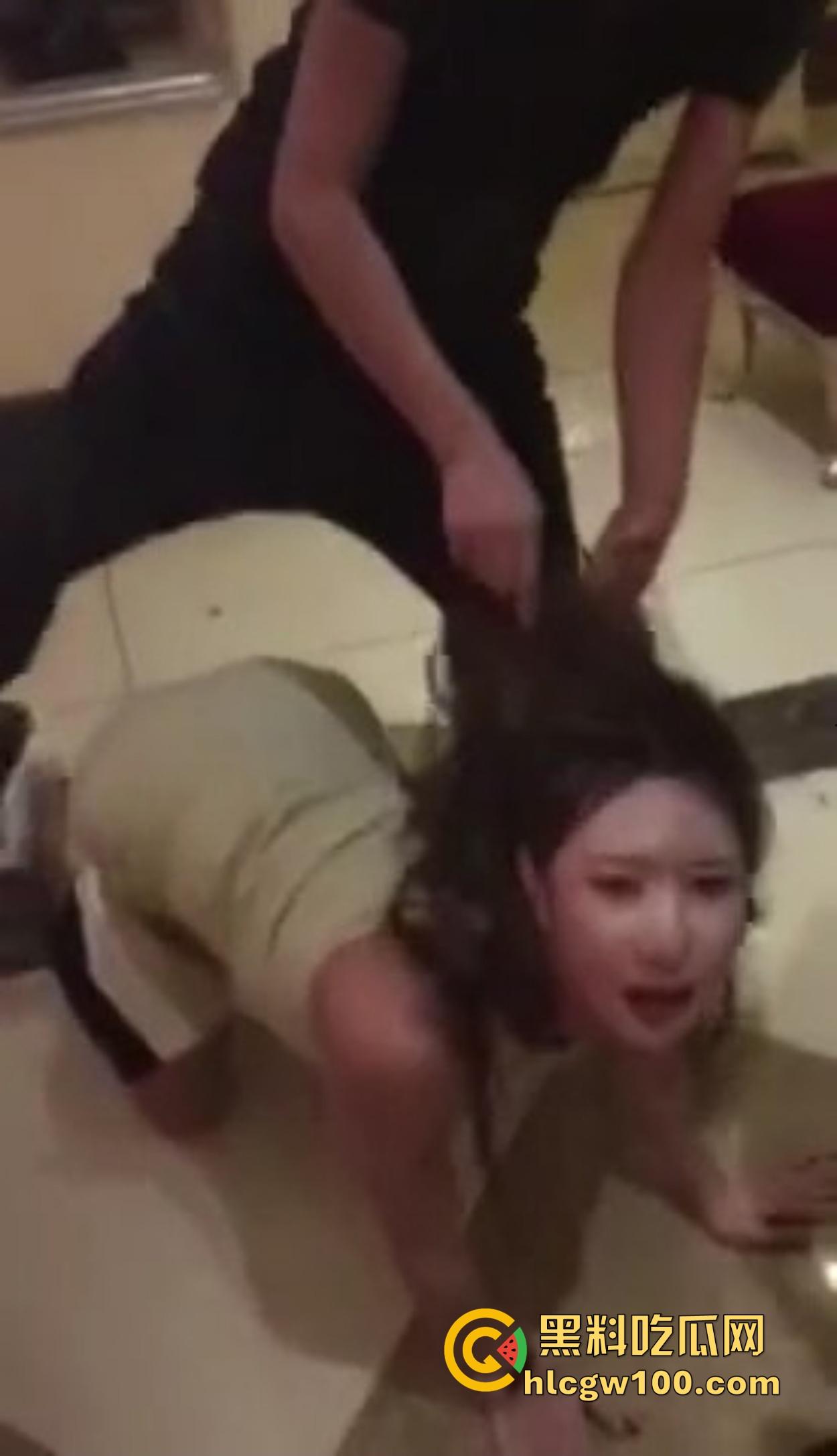 河北精神小伙KTV玩疯,陪酒妹被当狗地下爬跪舔,嘴当B抽插全程卖力口活卖力吸到腿软,洗手间乱交结尾!