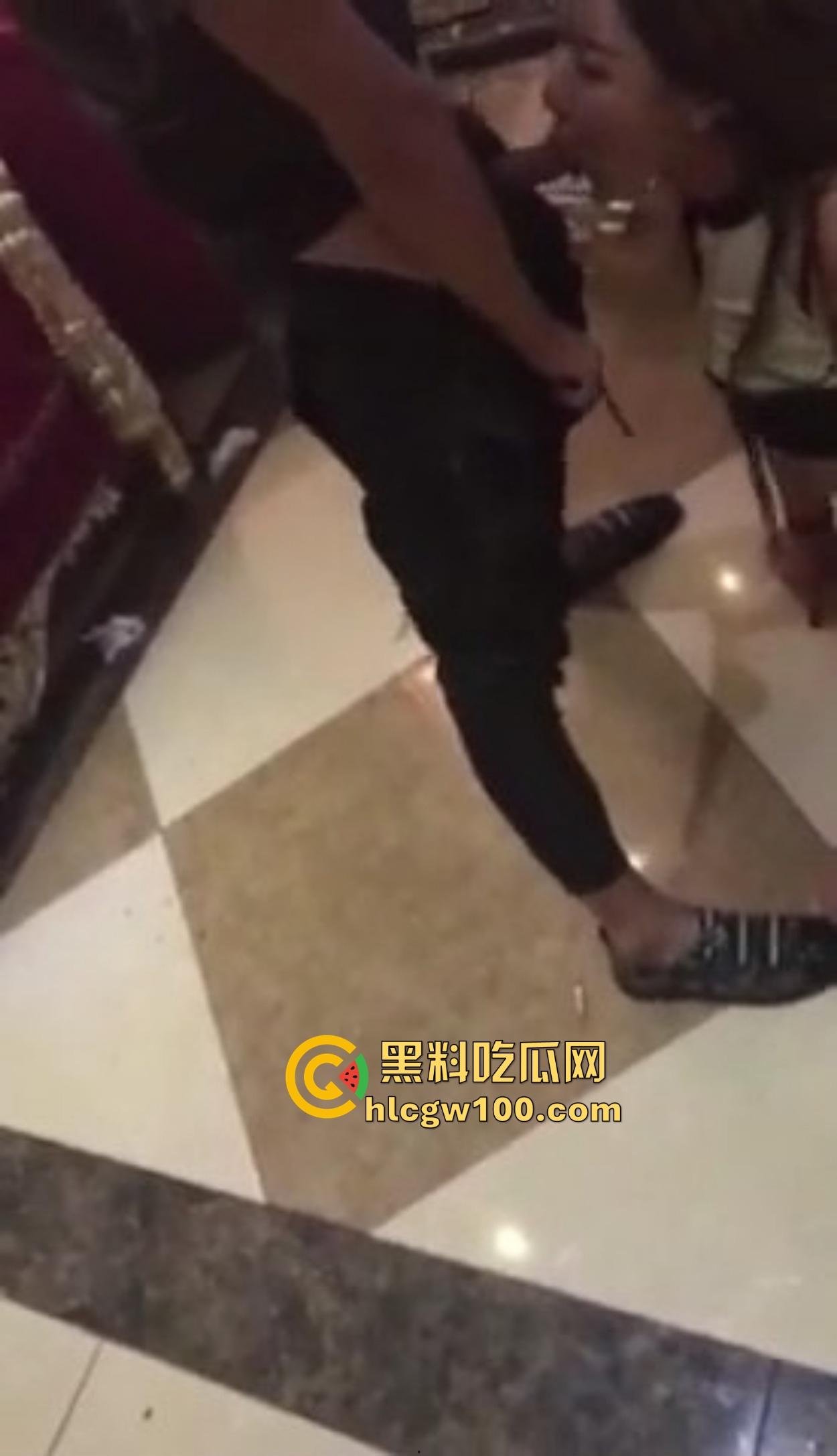 河北精神小伙KTV玩疯,陪酒妹被当狗地下爬跪舔,嘴当B抽插全程卖力口活卖力吸到腿软,洗手间乱交结尾!