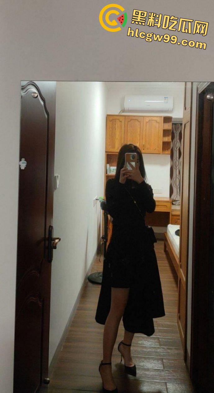 重庆OL反差露脸女职员【张秋月】被主人各种调教视图泄密,婚纱捆绑口塞踩头当狗玩