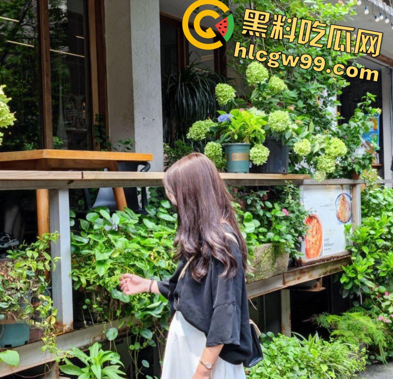 重庆OL反差露脸女职员【张秋月】被主人各种调教视图泄密,婚纱捆绑口塞踩头当狗玩