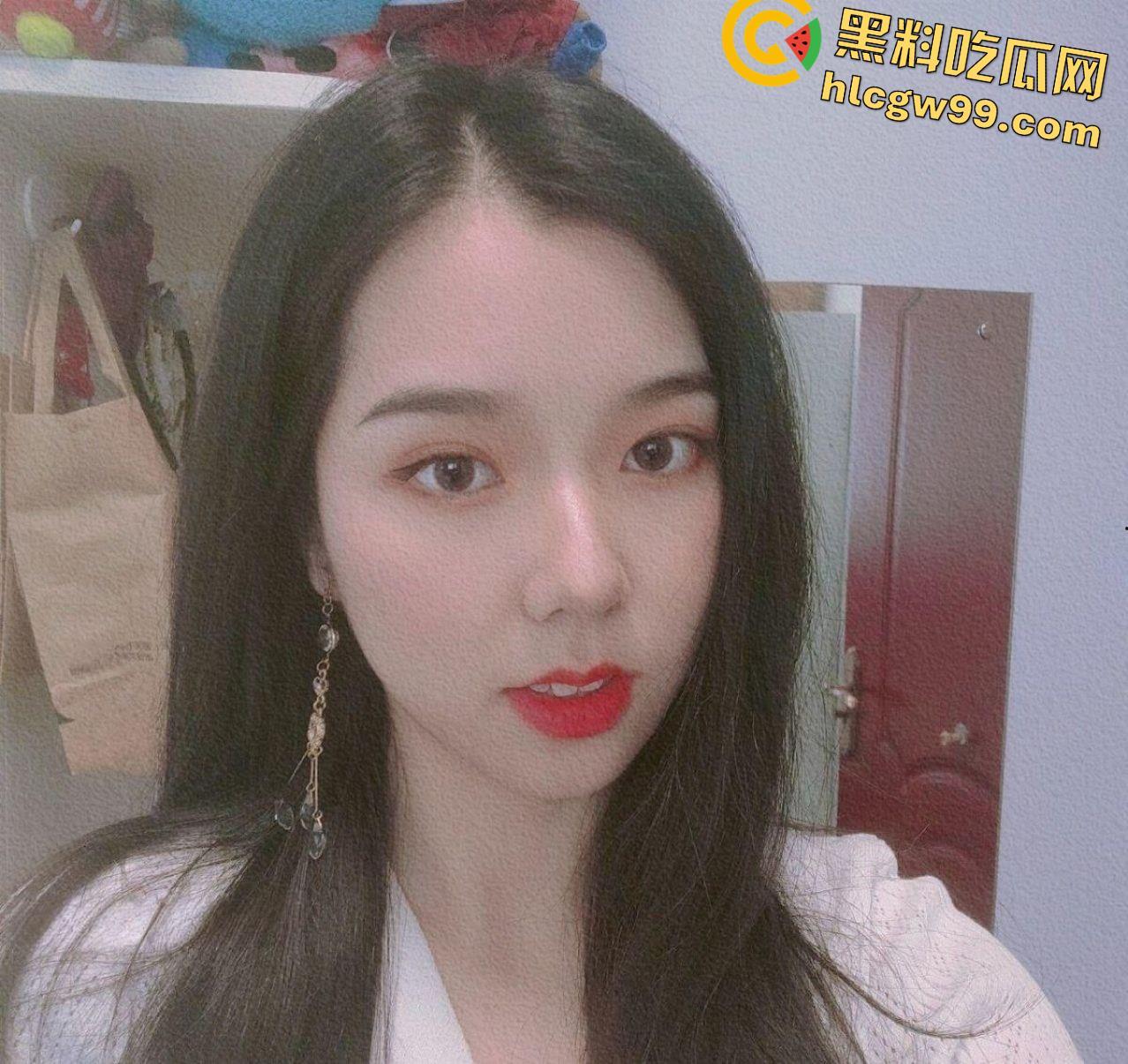 重庆OL反差露脸女职员【张秋月】被主人各种调教视图泄密,婚纱捆绑口塞踩头当狗玩