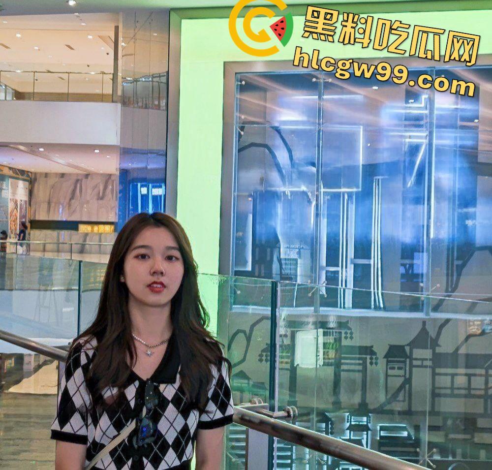 重庆OL反差露脸女职员【张秋月】被主人各种调教视图泄密,婚纱捆绑口塞踩头当狗玩