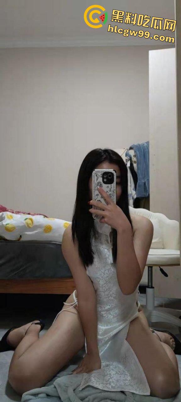 重庆OL反差露脸女职员【张秋月】被主人各种调教视图泄密,婚纱捆绑口塞踩头当狗玩