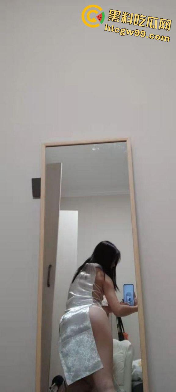 重庆OL反差露脸女职员【张秋月】被主人各种调教视图泄密,婚纱捆绑口塞踩头当狗玩