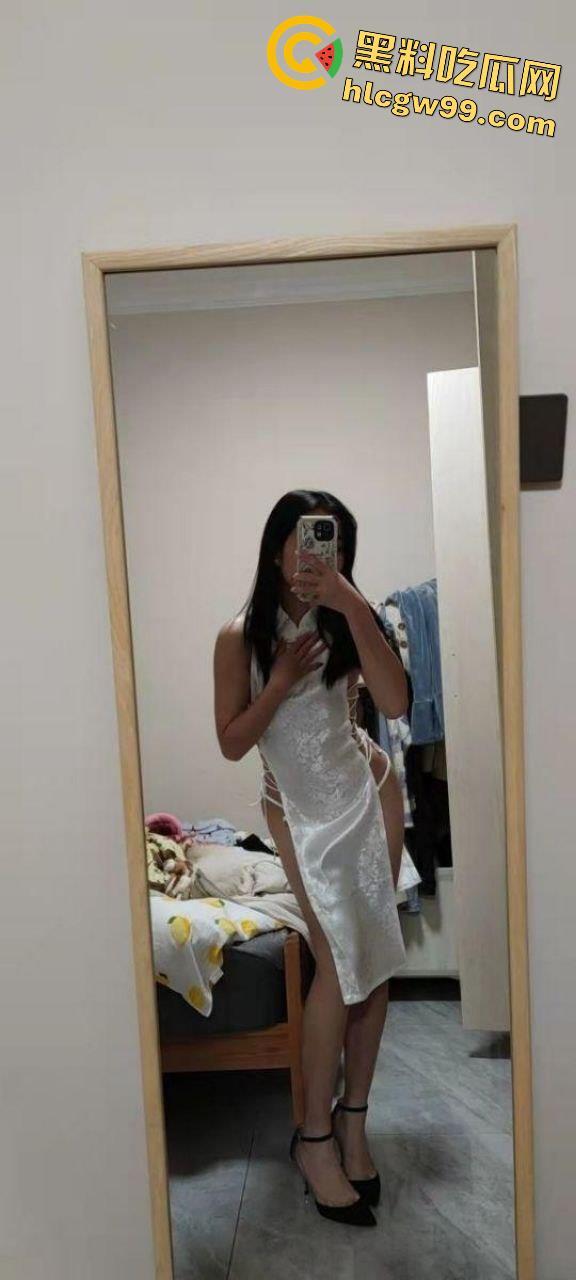 重庆OL反差露脸女职员【张秋月】被主人各种调教视图泄密,婚纱捆绑口塞踩头当狗玩