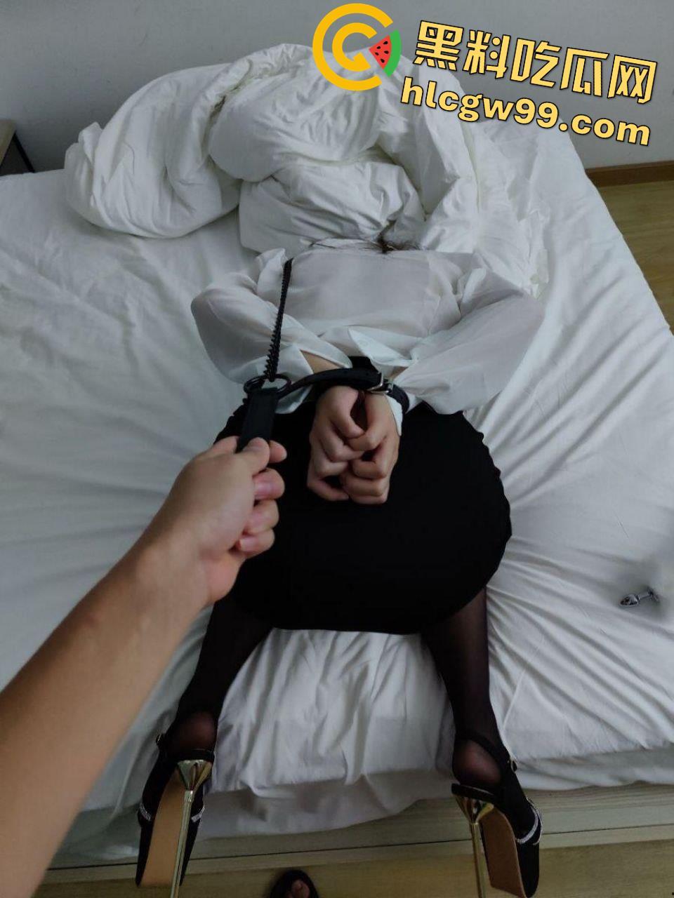 重庆OL反差露脸女职员【张秋月】被主人各种调教视图泄密,婚纱捆绑口塞踩头当狗玩