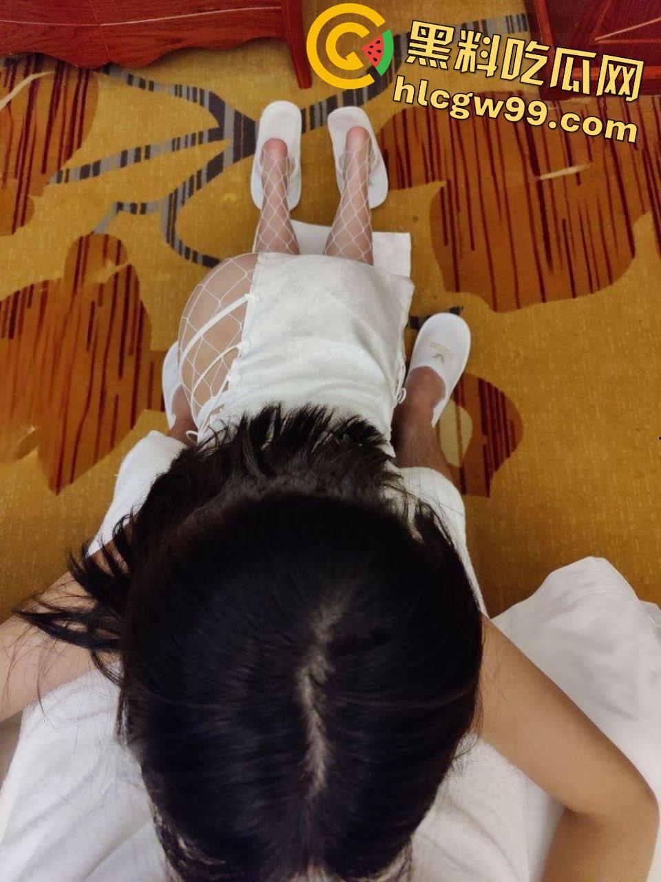 重庆OL反差露脸女职员【张秋月】被主人各种调教视图泄密,婚纱捆绑口塞踩头当狗玩