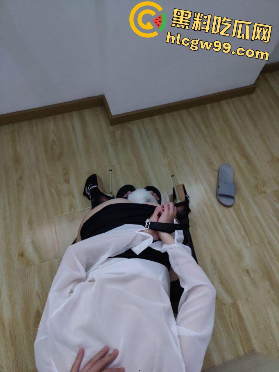 重庆OL反差露脸女职员【张秋月】被主人各种调教视图泄密,婚纱捆绑口塞踩头当狗玩