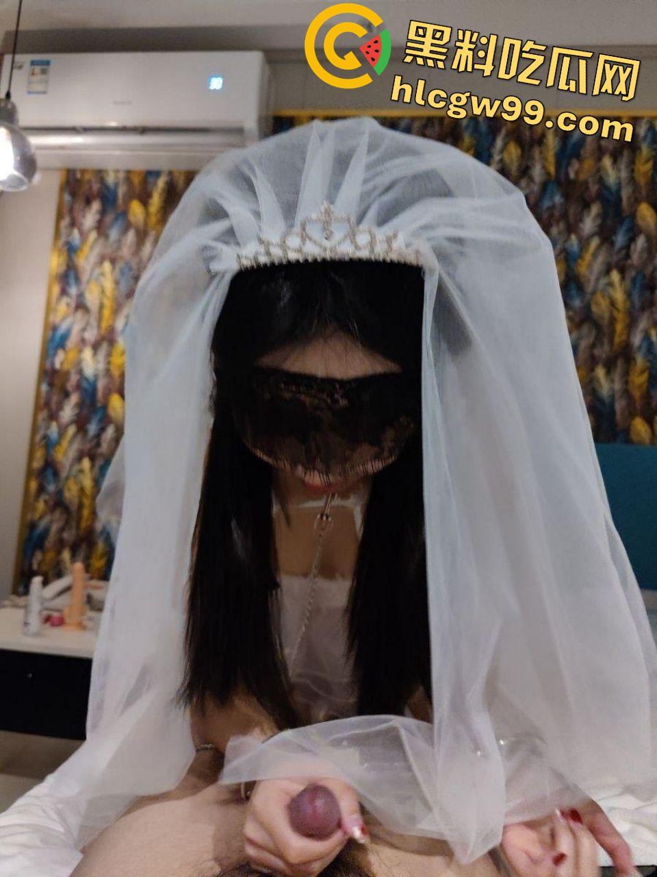 重庆OL反差露脸女职员【张秋月】被主人各种调教视图泄密,婚纱捆绑口塞踩头当狗玩