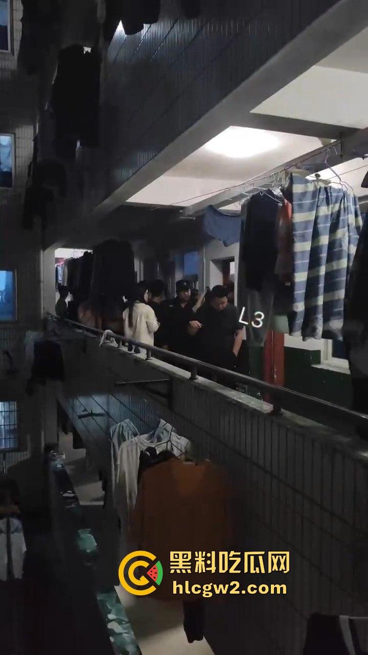 男生居然偷拍男生洗澡给女友看?长沙高校男寝惊现奇葩操作 真的是活久见!