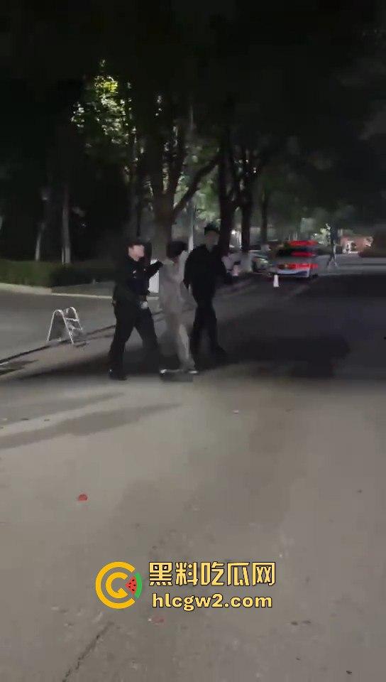 男生居然偷拍男生洗澡给女友看?长沙高校男寝惊现奇葩操作 真的是活久见!