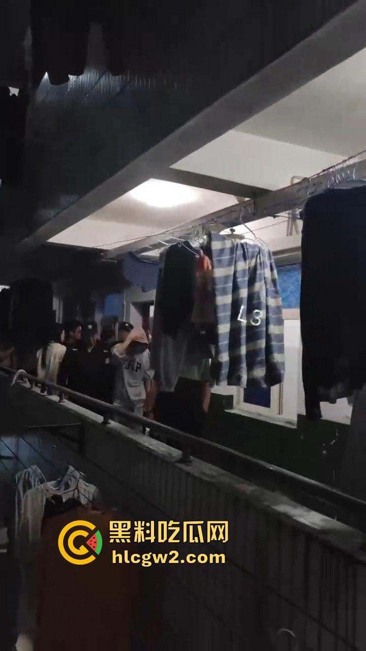 男生居然偷拍男生洗澡给女友看?长沙高校男寝惊现奇葩操作 真的是活久见!