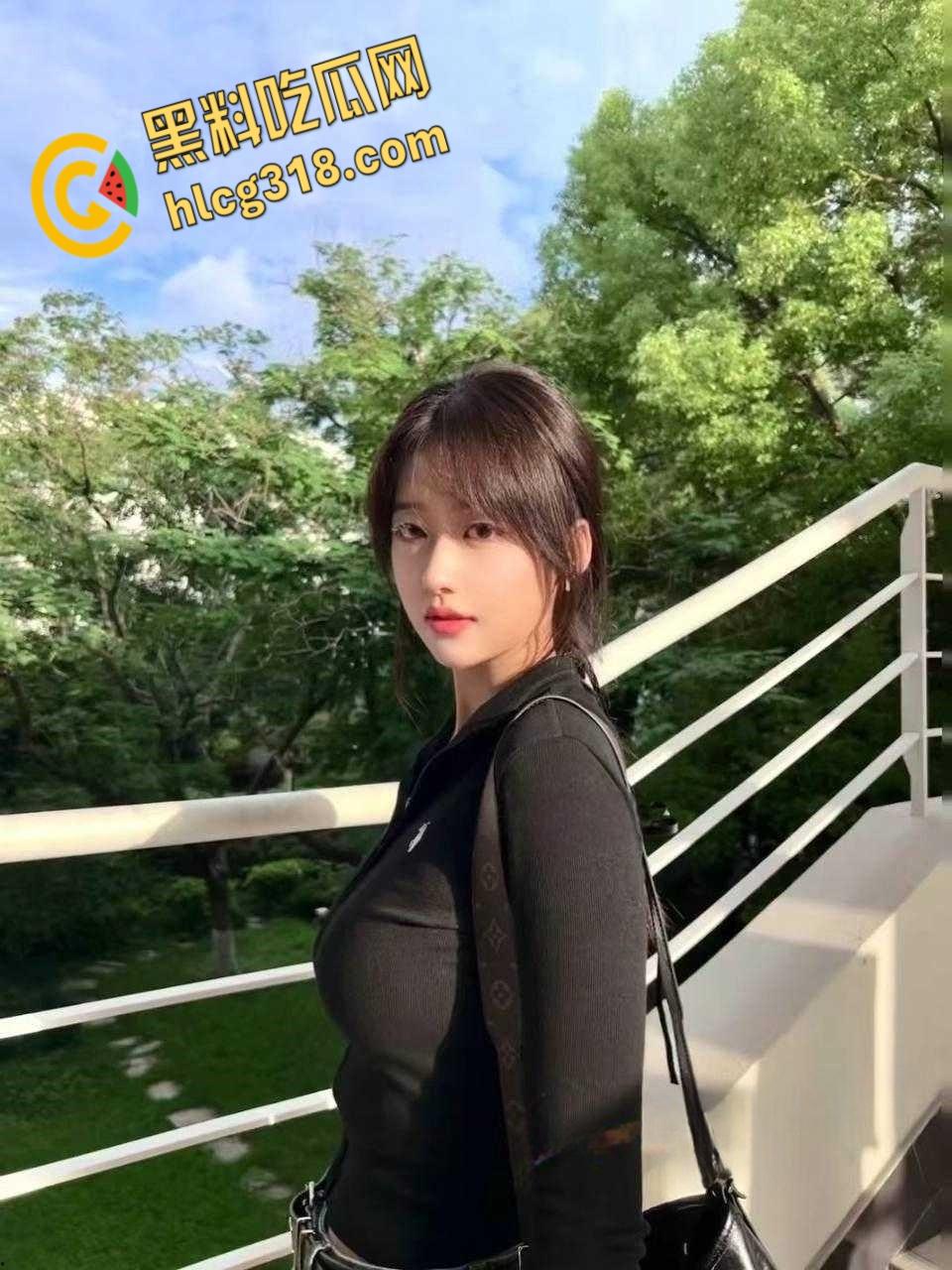 华中农业大学校花【贺晓菲】，骑在学长身上前后全自动，无套内射白浆伴随精液喷涌而出！