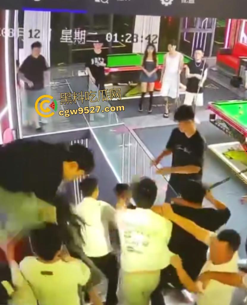 云南台球室血腥斗殴!黑衣男怒召兄弟暴揍一人,台球杆打头断裂,老板说打坏你们五五分!