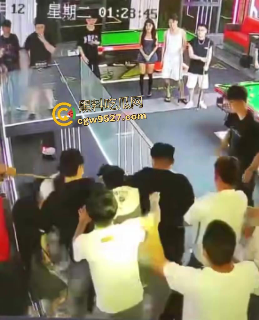 云南台球室血腥斗殴!黑衣男怒召兄弟暴揍一人,台球杆打头断裂,老板说打坏你们五五分!