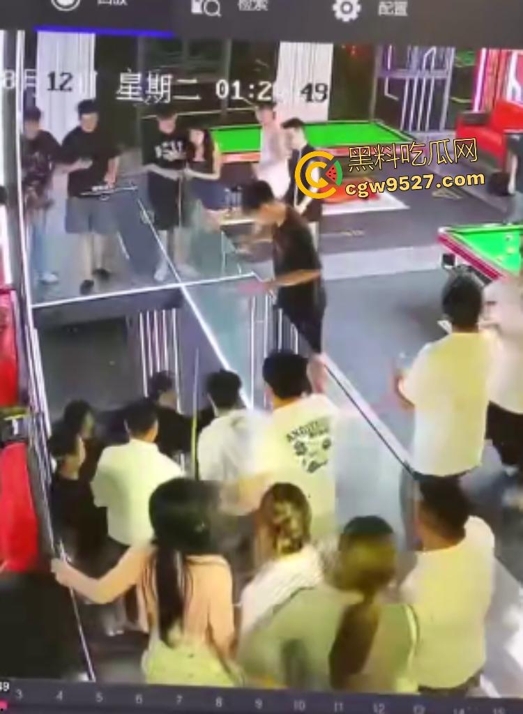 云南台球室血腥斗殴!黑衣男怒召兄弟暴揍一人,台球杆打头断裂,老板说打坏你们五五分!