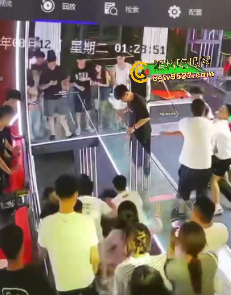 云南台球室血腥斗殴!黑衣男怒召兄弟暴揍一人,台球杆打头断裂,老板说打坏你们五五分!