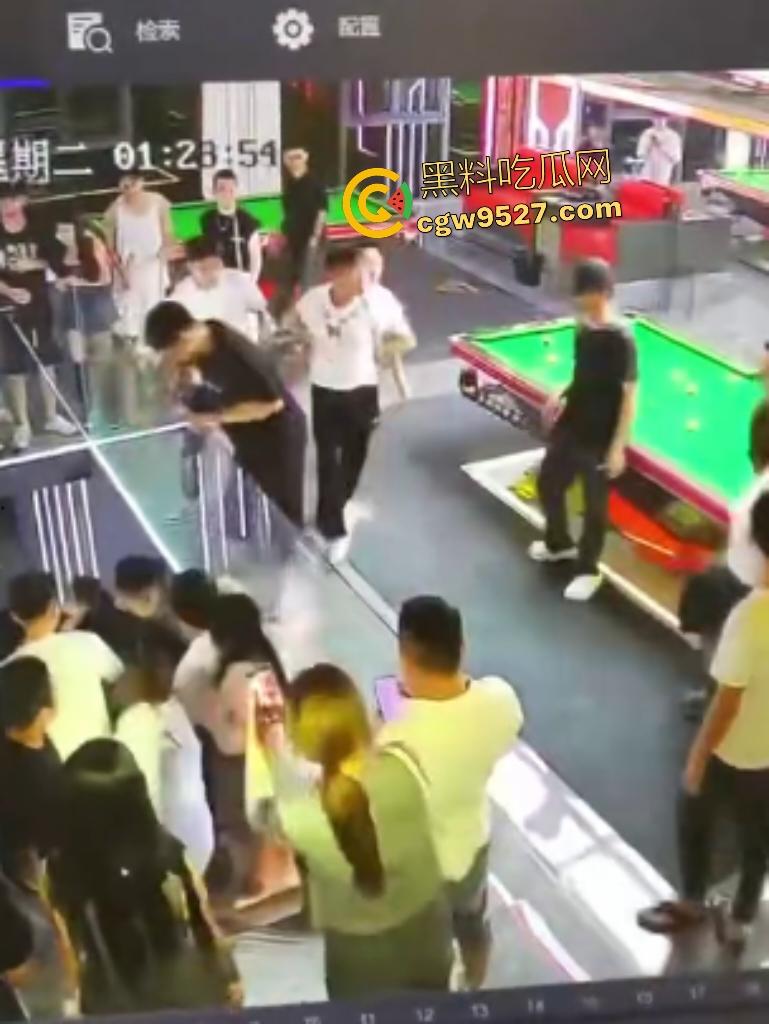 云南台球室血腥斗殴!黑衣男怒召兄弟暴揍一人,台球杆打头断裂,老板说打坏你们五五分!