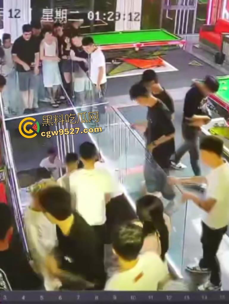 云南台球室血腥斗殴!黑衣男怒召兄弟暴揍一人,台球杆打头断裂,老板说打坏你们五五分!